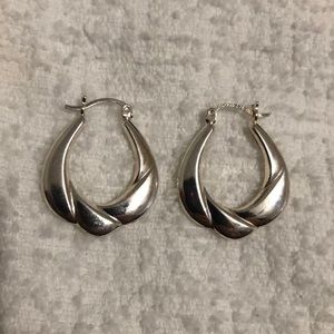 Beautiful earrings 🐚